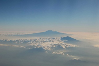 Mont Meru und im Hintergrund Kilimanjaro