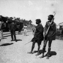 Zwei Massai am Bahnhof